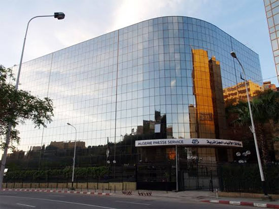 وزير الاتصال يزور مقر وكالة الأنباء الجزائرية ويترحم على روح الفقيد عبد الكريم حمادة