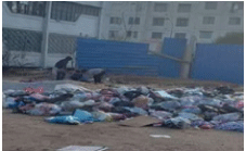 بعضهم يرمون القمامة من النوافذ: سكان يحوّلون مساحة إلى مفرغة عشوائية بالخروب