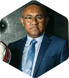 قرارات غريبة جرت الكاف لمستنقع السياسة: أحمد أحمد يتحول إلى دمية يحركها المغاربة