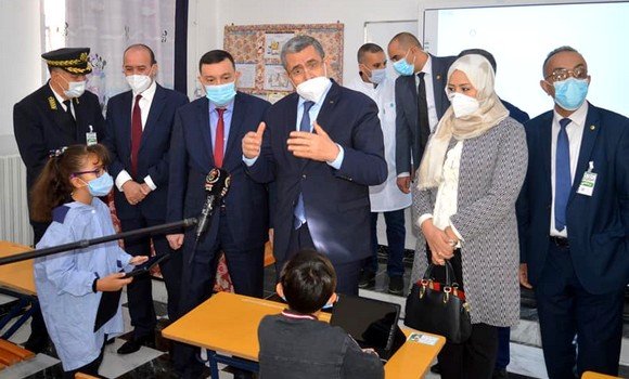 جراد يشدد على تعميم استعمال الألواح الإلكترونية في  المدارس  