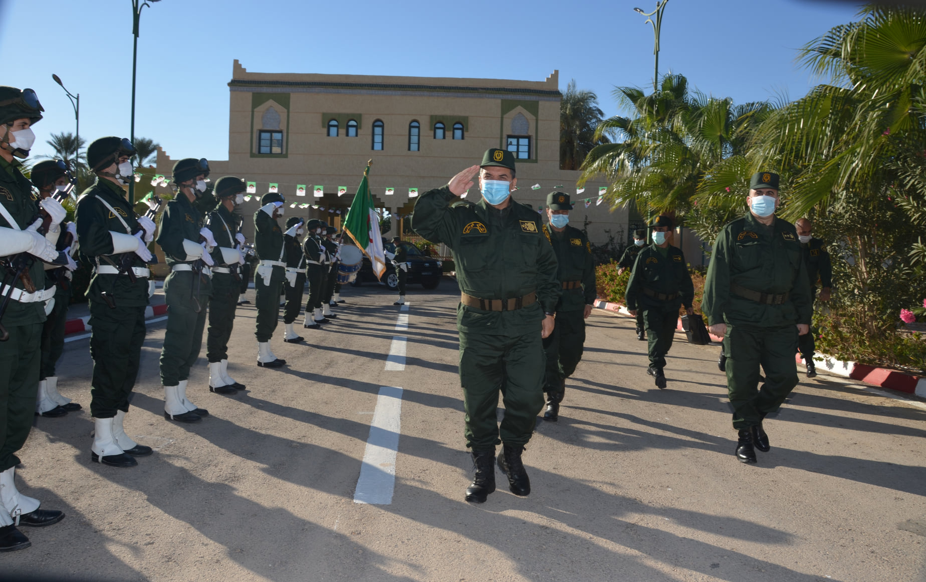 قائد الدرك الوطني يقوم بزيارة عمل وتفتيش إلى القيادة الجهوية الرابعة بورقلة 