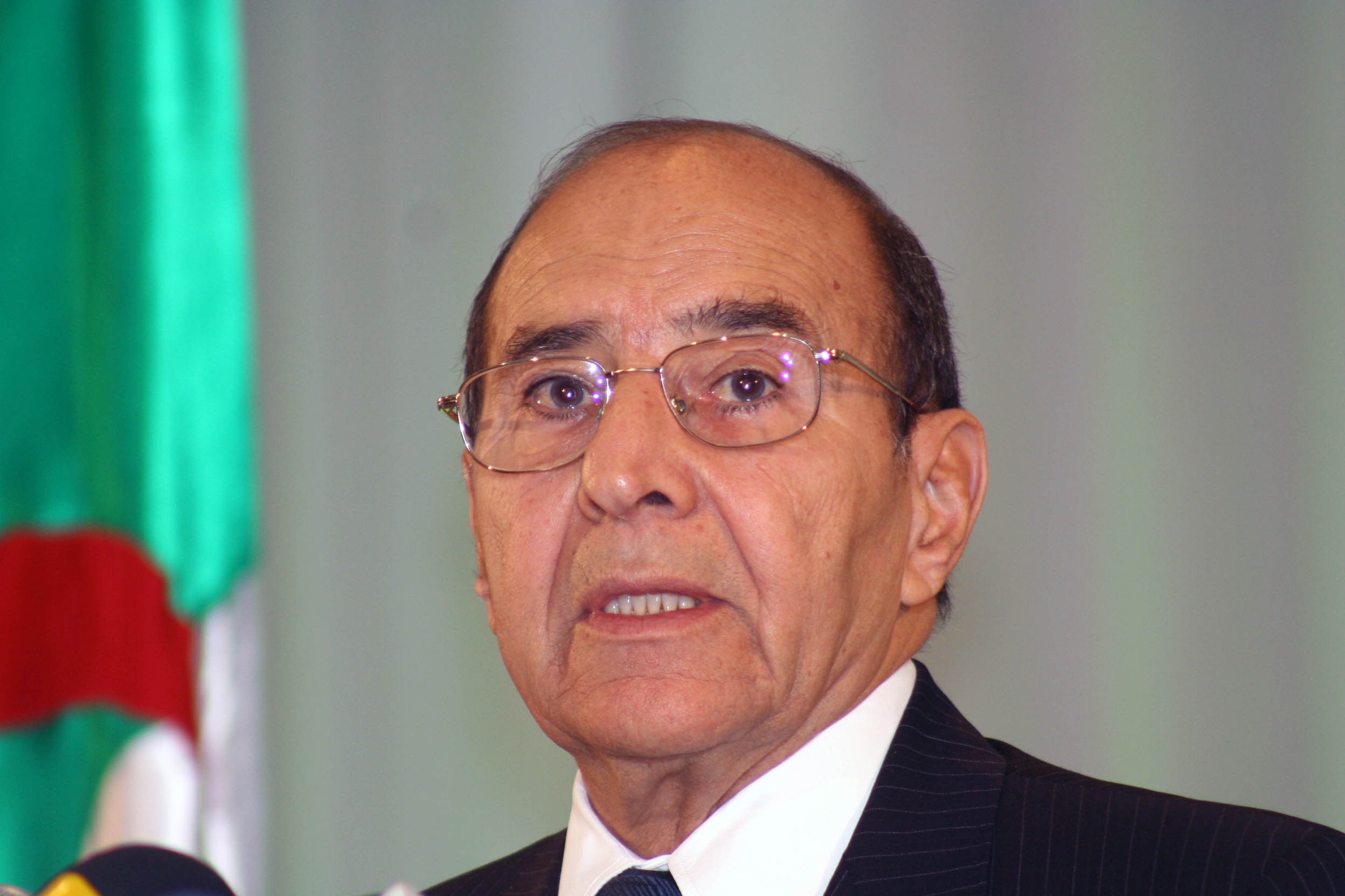 وزير الداخلية الأسبق نور الدين يزيد زرهوني في ذمة الله