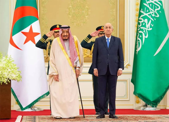 الرئيس يحظى باستقبال رسمي من طرف خادم الحرمين الشريفين