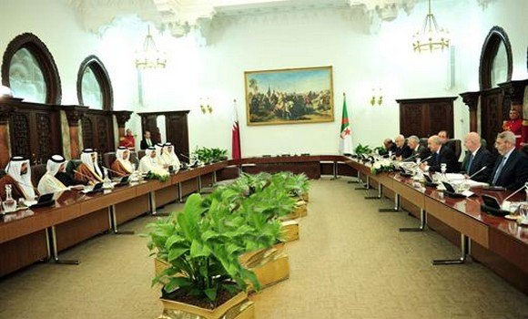 المحادثات بين الرئيس تبون وأمير دولة قطر تتوسع إلى أعضاء وفدي البلدين