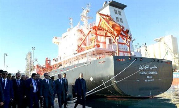 جراد يترأس حفل اقتناء ناقلتي غاز و ناقلة نفط بميناء الجزائر العاصمة
