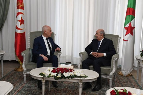 الرئيس تبون يتبادل مع نظيره التونسي في مكالمة هاتفية المعلومات حول الوضعية الصحية في البلدين  