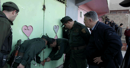 فيما تم حجز 8 قناطير من الأغذية الفاسدة بقسنطينة: تشميـــع مقهـــى و سحـــب رخـــص سائقــــي أجــــــرة و «فــرود»