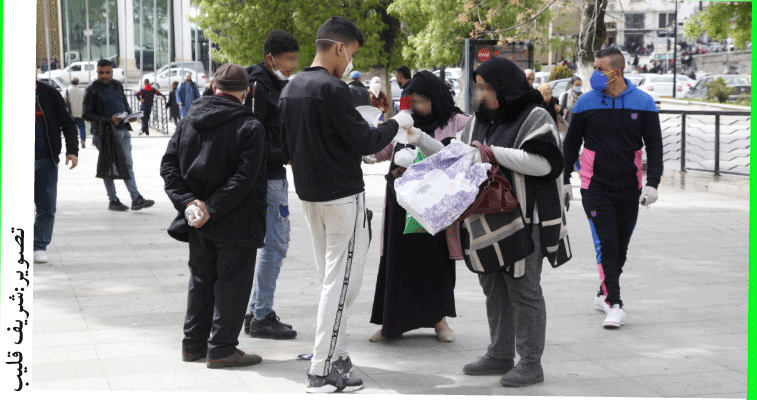 قسنطينة:  باعـــــة يعرضـــــون الكمــــامـات  و القفازات الصحية على الأرصفة