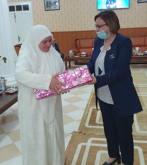 كرمتها وزيرة التضامن: عائلة توفر 100 ألف كمامة و15 ألفا لباسا واقيا مجانا بالبرج