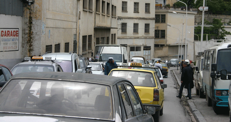 قسنطينة:  الأضــواء الثـلاثيــة للتحـكــم  في الاختنـاق بمداخـل المدينــة 