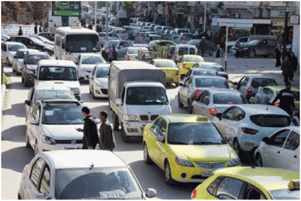 طوابير و تدافع أمام المحلات لشراء المقتنيات و ملابس العيد : مواطنون و أصحاب سيارات أجرة يكسرون إجراءات الحجر بعنابة