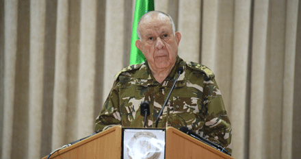 اللواء شنقريحة يشيد بتفهم الجزائريين للإجراءات المتخذة ضد الوباء ويصرح: الجيش مستعد للتضحية من أجل الشعب وبذل الجهود لراحته وسلامته 