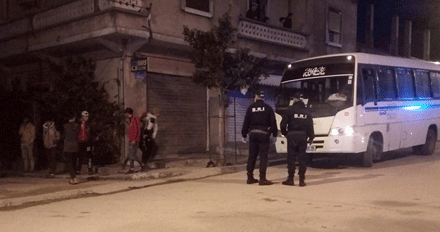 مصالح الأمن تكثف خرجاتها التحسيسية بجيجل: شباب الأحياء الشعبية يكسرون الإجراءات الوقائية و يواصلون التجمعات