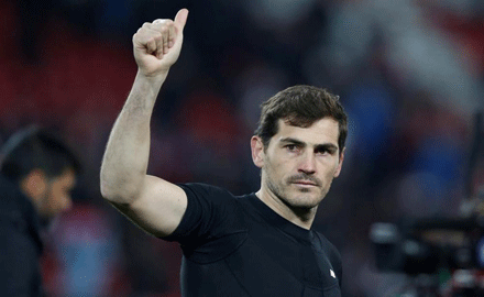 كاسياس يقترح كلاسيكو لمساعدة إسبانيا
