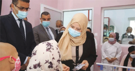 عزوار تشرف على توزيع 10 آلاف كمامة بوهران وتؤكد : مشاريع مستشفيات علاج السرطان سترفع غبن تنقل المرضى
