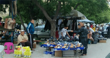 سكان من الحي استهجنوا الوضع وطالبوا بتدخل السلطات : سوق مفتوحة للملابس في عز الفترة الوبائية في وادي الحد بقسنطينة
