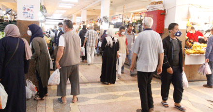 فيما سُجل تضاعف في الطلب عليها وسط استجابة متفاوتة بالأسواق: عشرات المواطنين يلتزمون بوضع الكمامات في شوارع قسنطينة 