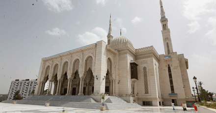 دعا للالتزام بالمرجعية الدينية للجزائر: بلمهدي يؤكد أن مواقيت الآذان دقيقة فلكيا وفقهيا