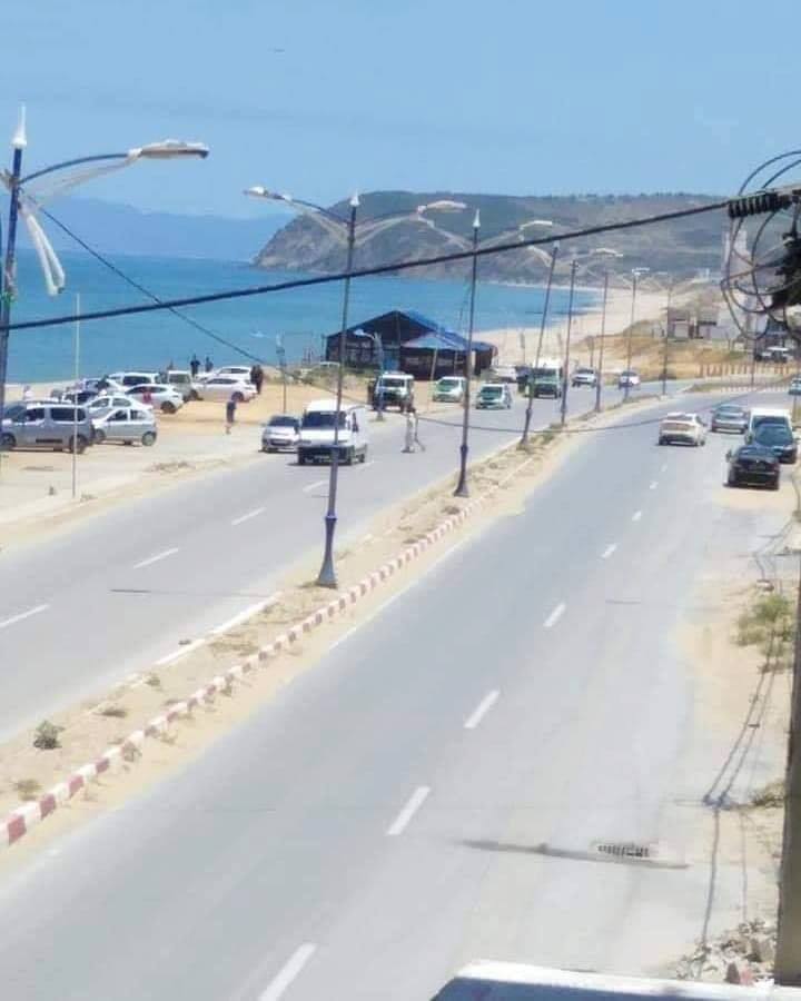 سكيكدة: الدرك يتدخل لاخلاء شواطيء العربي بن مهيدي من المصطافين