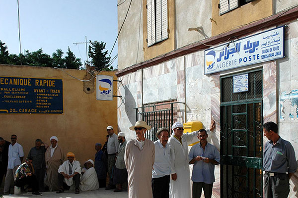 بحث نموذج جديد لتسهيل عملية صب معاشات المتقاعدين لتفادي الاكتظاظ
