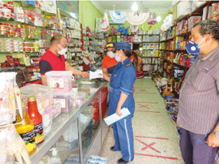 عين عبيد و حامة بوزيان: الأمن يحسس التجار والمواطنين بضرورة وضع الكمامات