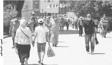 فيما يواجه أصحاب محلات صعوبات مع الزبائن