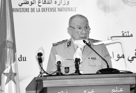 أشرف على التنصيب الرسمي للقائد الجديد للقوات الجوية: الفريـــق شنقريحـــة يؤكـــد على أهمية العنصــــر البشــــــري لبلوغ الأهداف 
