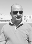 يحاول إقناع 