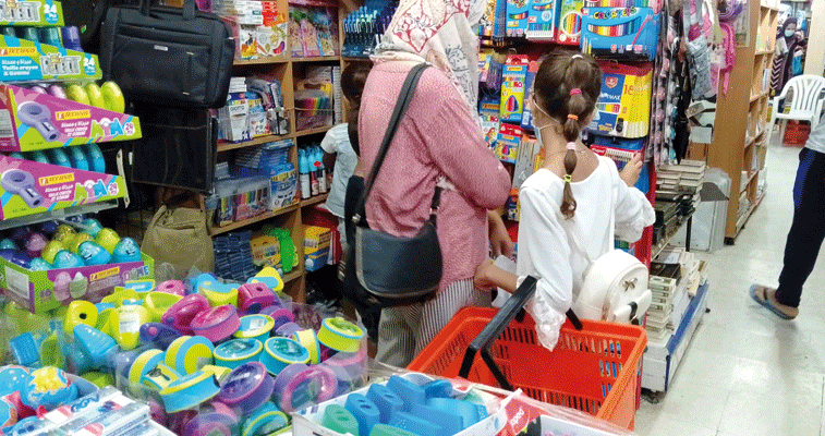 تحاشيا للاكتظاظ: أوليــــاء يقتنــون اللــوازم المدرسيــة مبكـــرا