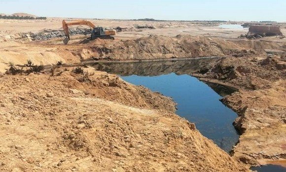 تسرب النفط من أنبوب 