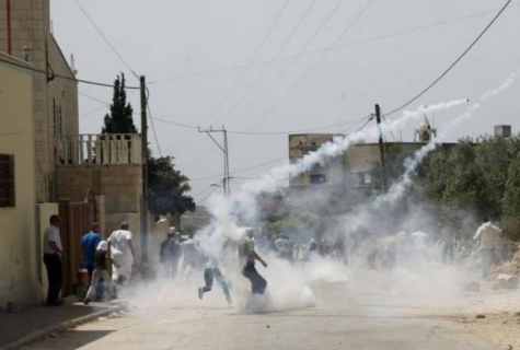 إصابة سبعة فلسطينيين جراء قمع قوات الاحتلال الإسرائيلي مسيرة