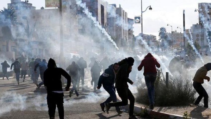 إصابة عشرات الفلسطينيين بالاختناق في مواجهات مع قوات الإحتلال شمال رام الله