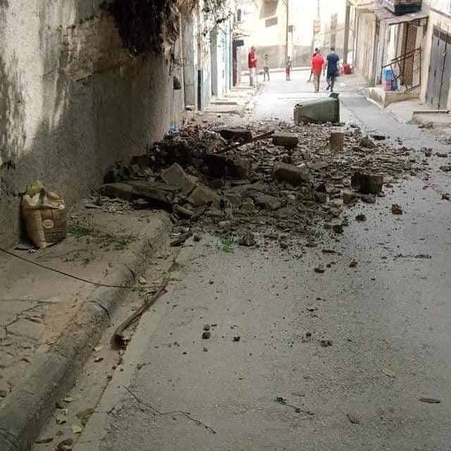 سكيكدة: انهيار جدار بناية بحي عمار بوشعالة