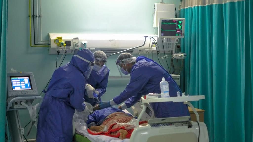 غضب في الشارع المصري بسبب وفاة جميع مرضى كورونا إثر انقطاع الأوكسيجين في مستشفيين