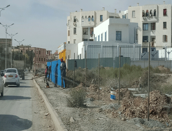 فيما تخوف مكتتبون من وجود أرض وقف ضمن الموقع:   الشـــروع في توطين ورشــــات 1069 سكن عدل بأم البـــواقي   