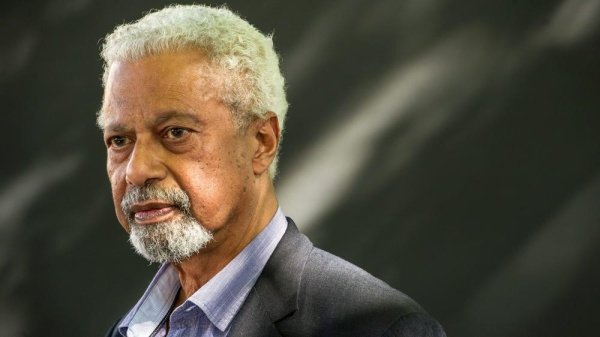 الكاتب  التنزاني عبد الرزاق جرنة يتوج بجائزة نوبل للآداب 