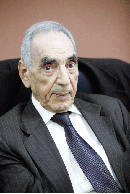 الكاتب والباحث الأكاديمي والناقد الدكتور عبد الملك مرتاض للنصر