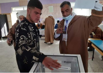 مترشحون يروّجون لأنفسهم 
