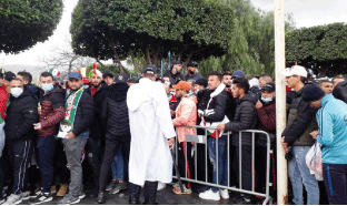 طوابير طويلة مع ساعات الصباح الأولى: برودة الطقس لم تثن الأنصار عن عناق المنتخب 