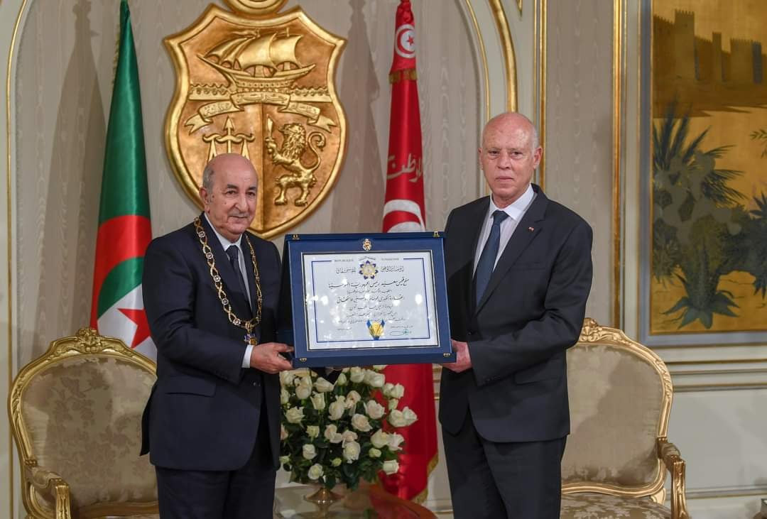  الرئيس تبون يُكرّم بالقلادة الكبرى للوسام الوطني للاستحقاق بتونس من طرف الرئيس قيس سعيد