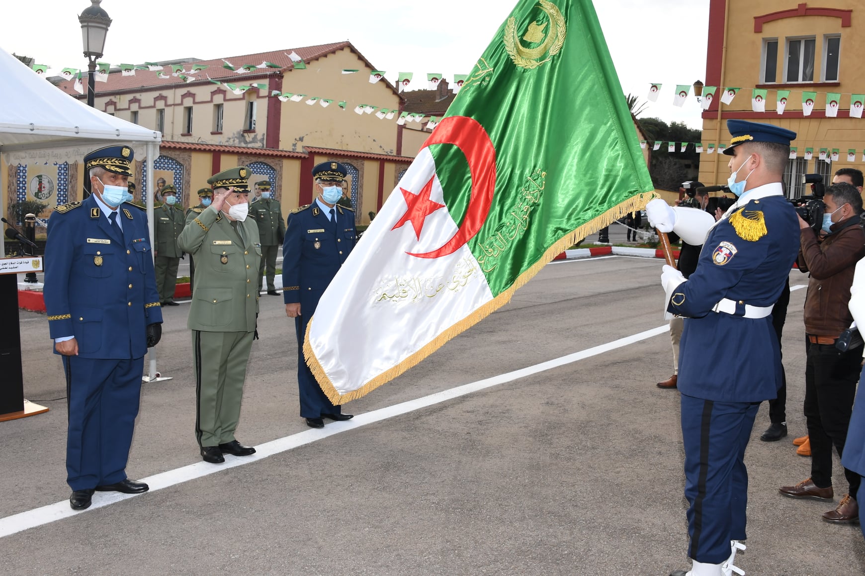الفريق شنقريحة ينصّب القائد الجديد لقوات الدفاع الجوي عن الإقليم ويؤكد:  الجزائـــــر تشهـــد ديناميكيــــة و الشعــب ردّ علــى الأعـــداء والمشكّكيـن