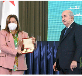 الرئيس تبون يسدي وسام 