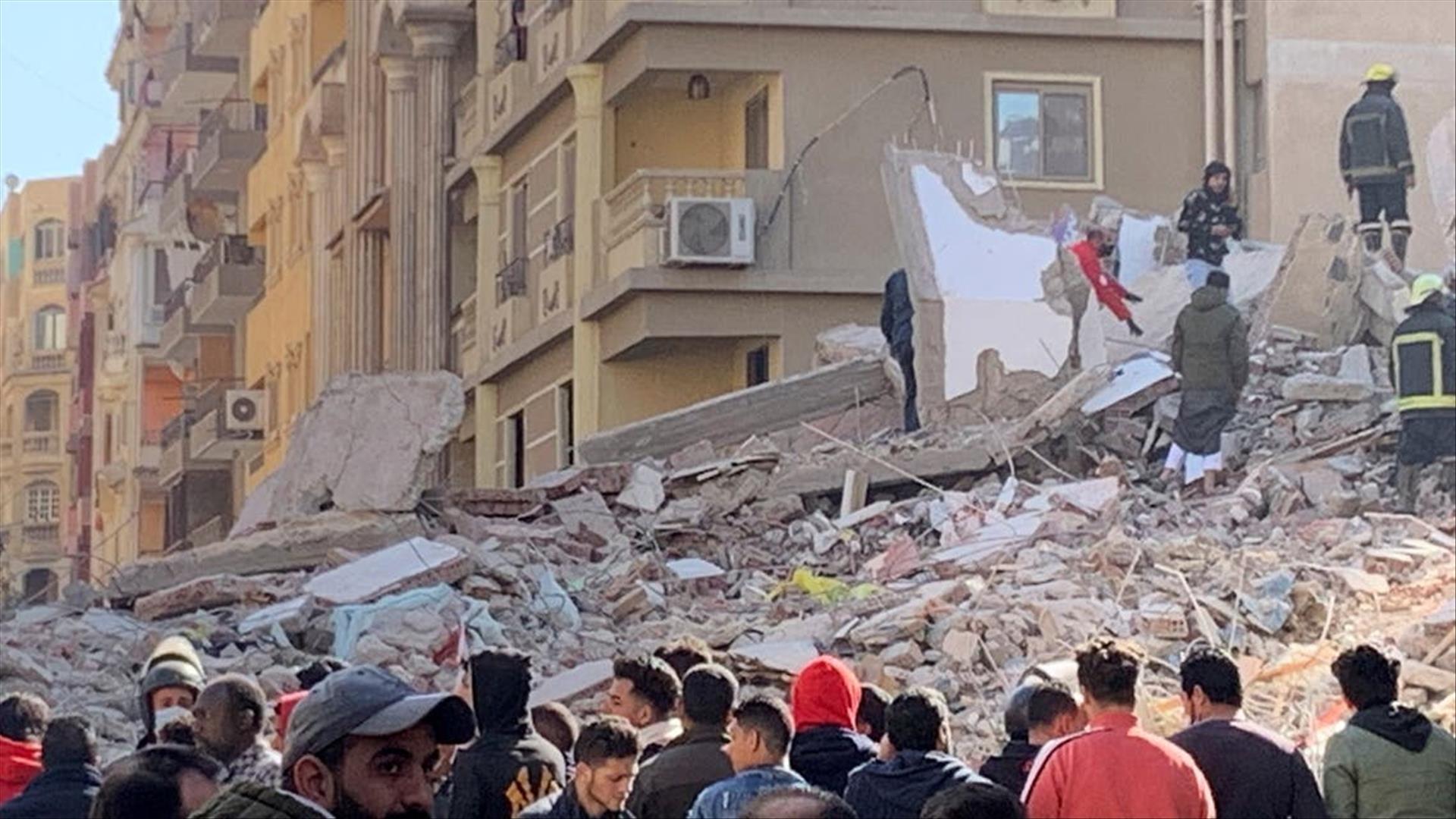 مصر: ارتفاع عدد ضحايا انهيار مبنى سكني إلى 23 قتيلا