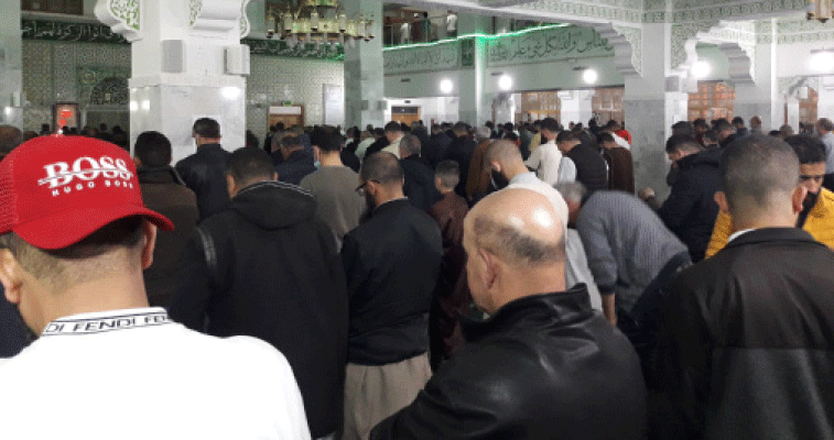 بسبب الإقبال القياسي على التراويح: صعوبات في تطبيق البروتوكول الصحي بمساجد قسنطينة