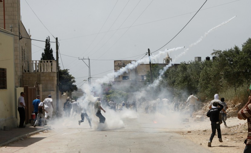 قوات الاحتلال تصيب فلسطينيين بالرصاص المطاطي والعشرات بالاختناق 