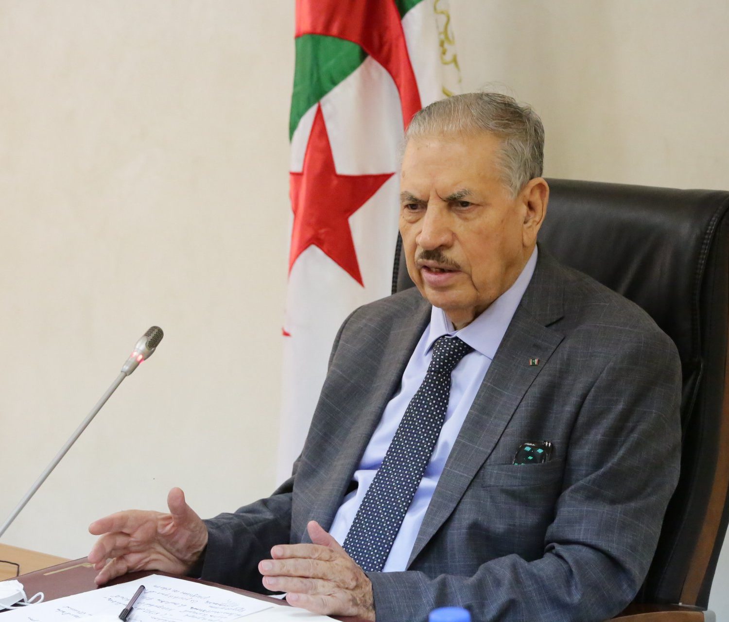 قوجيل يدعو المجموعة الدولية إلى احترام واجبها 