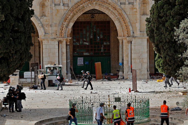 فلسطين: شرطة الإحتلال تقتحم المسجد الأقصى ووقوع إصابات