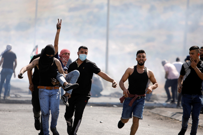 إصابة فلسطيني بالرصاص الحي خلال قمع قوات الاحتلال لمسيرة برام الله 