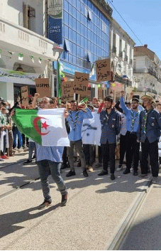 في مسيرة شعبية جابت الشوارع : آلاف المـــواطنيــن يستعيـــــدون ذكــــرى مجـــــازر سطيــــــــف