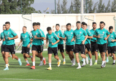 عمارة زار لاعبي المنتخب المحلي: بوقــــرة: نريــــد التتويـج بكأس العـــرب